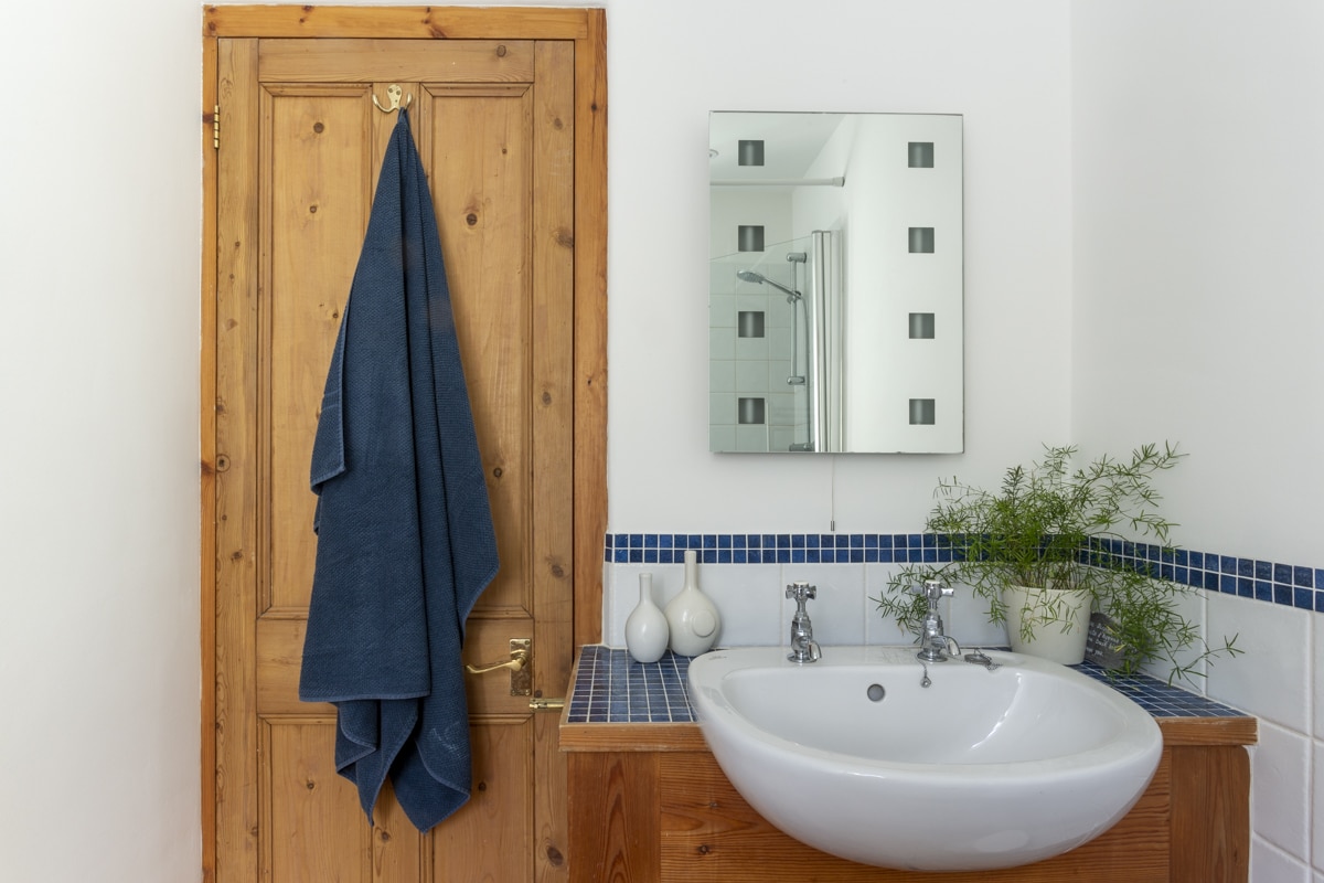 Start Way, Torcross, cottage by the sea, bathroom